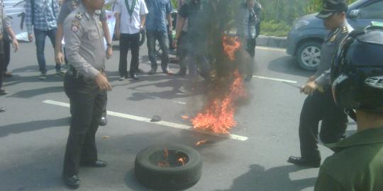 kapolsek tendang ban yang dibakar mahasiswa saat demo BBM
